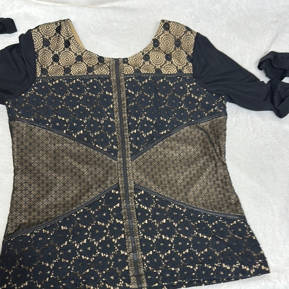 BKE Black and Tan Graphic Fitted Blouse - Picture 9 of 9